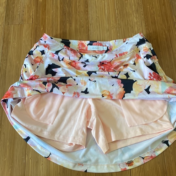 Lady Hagen skirt with shorts underneath - Picture 4 of 5